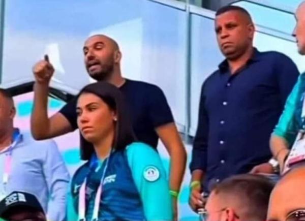 بالفيديو .. هكذا ساهم الركراكي في إدارة مباراة الأولمبيين ضد الأرجنتين من المدرجات